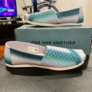 Never worn before iridescent mermaid TOMS